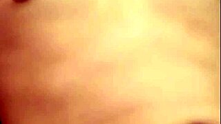 Vietnamese live show with hand gestures on Blued