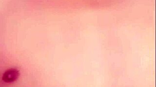 Vietnamese live show with hand gestures on Blued