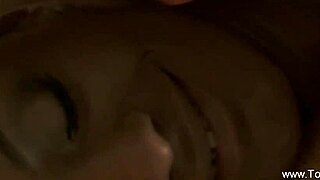 Intimna ljubimca doživita globoko sprostitev z napredno namažano yoni masažo