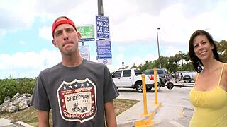 Escena detallada de porno gay con tíos follando