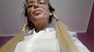 Milf padrona sputa sui piedi in nylon BDSM