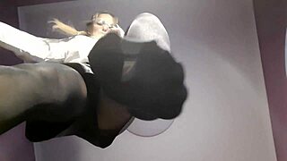 Milf padrona sputa sui piedi in nylon BDSM