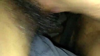 Puto gozando de verga erecta en club con antifaz y salto