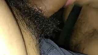 Puto gozando de verga erecta en club con antifaz y salto