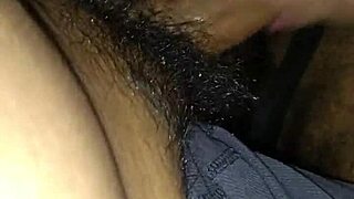 Puto gozando de verga erecta en club con antifaz y salto