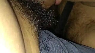 Puto gozando de verga erecta en club con antifaz y salto