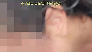 Mi novia me hace una mamada en la playa y le acabo en el coño