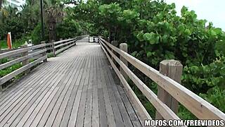 Тя знае какво си струва да вика приятеля си в спалнята за ебане