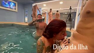 Fila de boquete na piscina do motel