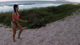 Gata fucks on beach for car help 😏