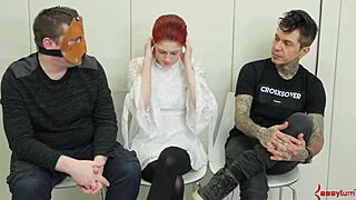 Тази вързана курва се гушне на играчки