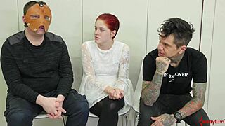 Denne bundne luder kvæler på sexlegetøj