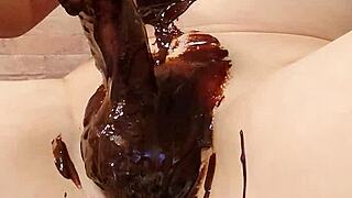 אני מבשל בננה בשוקולד עם הפרטנר הגיי היפני שלי