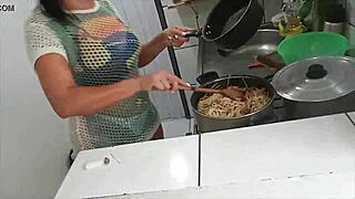 i swear sarah rosa cookin’ sexy macarrão is hottt!