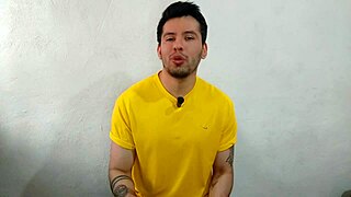 joven twink dotado de 21cm penetra al se�or taquero en la bodega de salsas a pelo