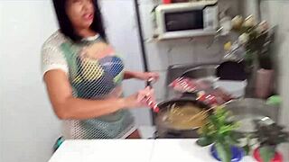 i swear sarah rosa cookin’ sexy macarrão is hottt!