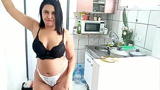 i swear sarah rosa cookin’ sexy macarrão is hottt!