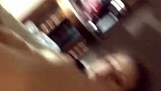 נערה ניקי בליס מוצצת שכן בזמן שהיא מרגישה אורגזמה בלתי נשלטת