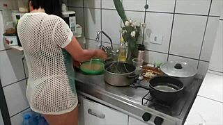 i swear sarah rosa cookin’ sexy macarrão is hottt!