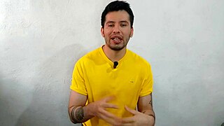 joven twink dotado de 21cm penetra al se�or taquero en la bodega de salsas a pelo