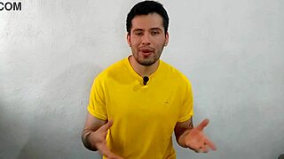 joven twink dotado de 21cm penetra al se�or taquero en la bodega de salsas a pelo