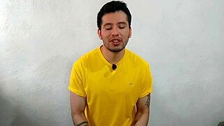 joven twink dotado de 21cm penetra al se�or taquero en la bodega de salsas a pelo