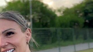 Kaže rit in pičko na javnem trgu za šefa!