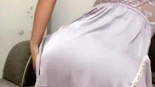 Siganjue Teases in Yoga Pants