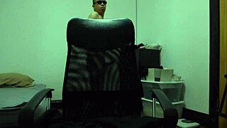 Ik deze Aziatisch-Hispaanse gast ruk mezelf tot spuiten