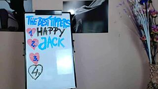 Girl masturbates on cam with a smile 😊