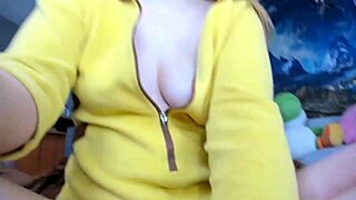 Blonde chubby teen twerks, spreading her big ass and pussy