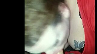 טראני BBW משרתת BWC במציצה רטובה