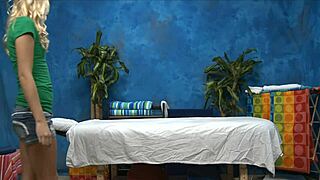 마사지하다 격렬 섹스 세션으로 변신