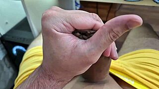 batendo uma punheta solitaria até gozar com intensidade