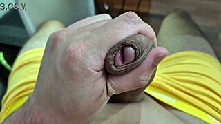 batendo uma punheta solitaria até gozar com intensidade