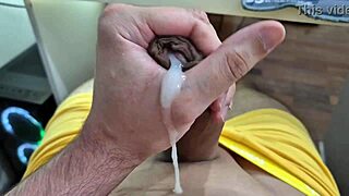 batendo uma punheta solitaria até gozar com intensidade