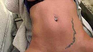 Brune nichons naturels suce devant maison