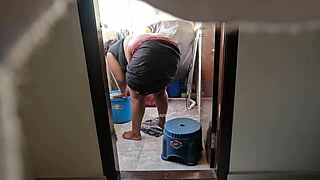 Uh, Genç 18+ Oğlan Hizmetçi Swathy'nin Önünde Sikini Okşuyor