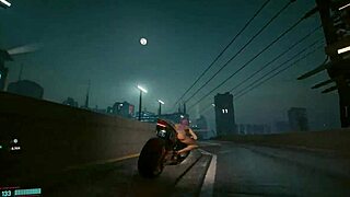 セクシー筋肉質サイバーベイブ・ルーシーが18+タイトボディ全裸披露