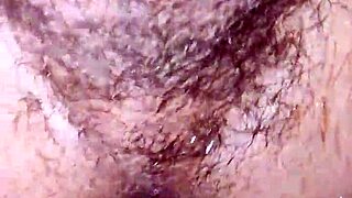 Se kukken gli inn og ut til han kummer hardt i grov bareback!