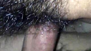 Detailní análová scéna gay parťáků v dešti