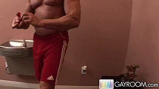 Heterák mení tím v gayroom s tvrdou anál masážou hardcore