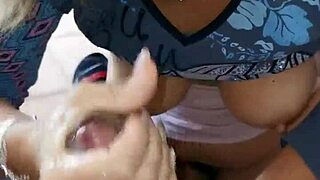 Mamak Tiri Kejutin Aku Lagi Colmek Lalu Bantu Keluarin Sperma