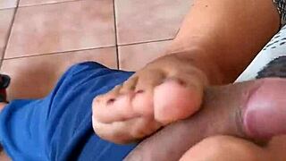 La Mia Matrigna Mi Sorprende Mentre Mi Masturbo E Decide Di Aiutarmi A Venire