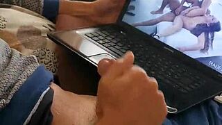 La Mia Matrigna Mi Sorprende Mentre Mi Masturbo E Decide Di Aiutarmi A Venire