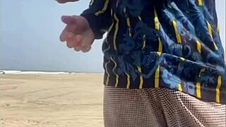 Peguei seu pau e deixei ele tocar minha buceta em público.