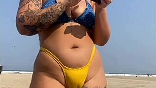 Peguei seu pau e deixei ele tocar minha buceta em público.