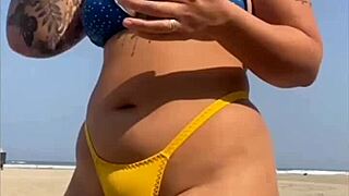 Peguei seu pau e deixei ele tocar minha buceta em público.