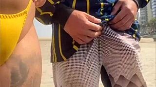 Peguei seu pau e deixei ele tocar minha buceta em público.