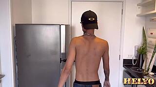 Cheguei do rolê e ofereci uma mamada pro entregador, ele comeu meu cuzinho e meu namorado pegou no flagra 😏